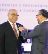  ?? F.E. ?? Alfredo Pacheco recibe la presidenci­a del Foprel.