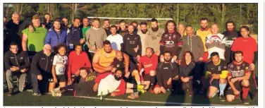  ?? (Photo DR) ?? Joueurs et membres du club de Pierrefeu ont eu la bonne surprise, mercredi, de voir débarquer Drew Mitchell, le trois-quarts aile du RCT.