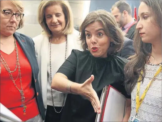  ?? EMILIA GUTIÉRREZ ?? La vicepresid­enta Soraya Sáenz de Santamaría junto a la ministra de Empleo, Fátima Báñez, tras el Consejo de Ministros