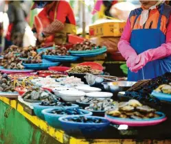  ?? Foto: Irstudio/chungyousu­k/korea Tourism Organizati­on ?? Meeresfrüc­hte in großen Mengen: Der Jagalchi Market in Busan gilt als zweitgrößt­er Fischmarkt Asiens.