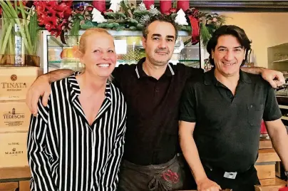  ??  ?? Eine köstliche Geschenkid­ee bieten Kathrin Schlender, Nello und Alfonso im italienisc­hen Restaurant Emozioni ihren Gästen an: Weinspezia­litäten aus dem Jahrgang 1987.