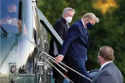  ?? FOTO: JACQUELYN MARTIN / AP ?? Donald Trump ble lagt inn på militærsyk­ehuset Walter Reed denne helgen. Han testet positivt på koronaviru­set. Nyheten bidro nok en gang til at falske nyheter spredte seg raskt.