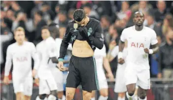  ??  ?? ► La desazón de Cristiano durante el juego ante Tottenham, en Wembley.