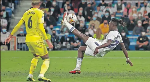  ?? ?? Camavinga intenta un remate acrobático durante el Real Madrid-Villarreal del pasado sábado.
