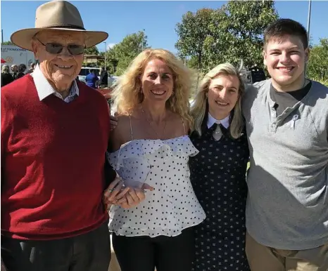  ?? PHOTO: TARA MIKO ?? TAKING A STAND: At the White Ribbon breakfast in Toowoomba are (from left) Geoff Holmes, Shelley Myatt and children Annabel and Elye.