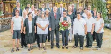  ?? FOTO: CHOR ?? Der Kirchencho­r hat sich bei Helmut Striegel (Mitte) bedankt.