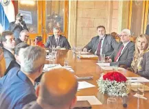  ??  ?? El presidente Mario Abdo Benítez (c) presidió ayer a la mañana la reunión del Equipo Económico, en Palacio de López.