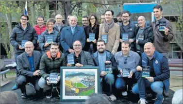  ??  ?? FOTO DE FAMILIA. Buena parte de los autores de ‘ Històries en blanc i blau’, ayer, en Sarrià.