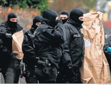  ?? FILIP SINGER / EFE ?? Agentes de la Policía alemana participan en un registro en Berlín.