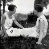  ??  ?? Elisabeth Lacoin (à gauche) et Simone de Beauvoir en 1925.