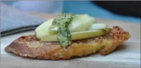  ?? PHOTO COURTESY OF SONYA KEISTER ?? Packing a picnic for the wine country? Apple Brie Crostini are served with a drizzle of blue cheese pesto in this recipe by Rustic Fork food blogger Sonya Keister.