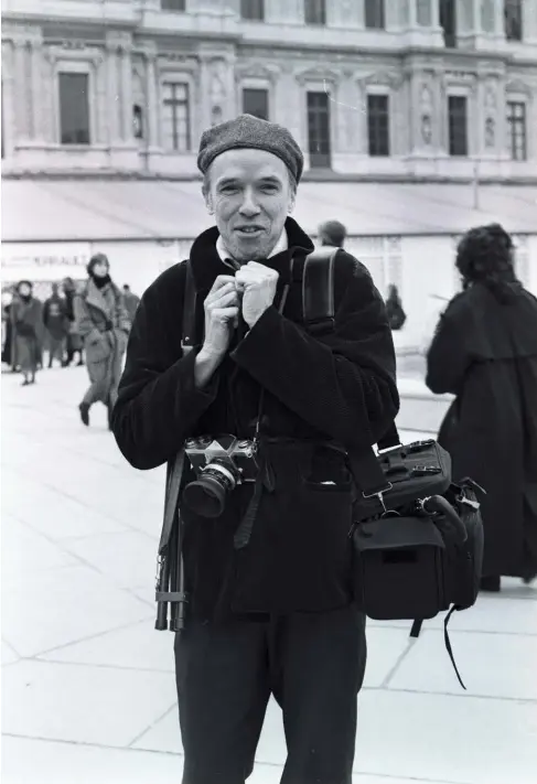  ??  ?? El archivo fotográfic­o de Bill Cunningham narra la historia de la moda en el mundo de la manera más elocuente y única, como solo él sabía hacerlo. En página opuesta, en sentido horario: Chez Ninon, la tienda en Nueva York; el fotógrafo desde su estudio en el Carnegie Hall; Lou Lou De la Falaise e Yves Saint Laurent en Versalles; Anna Wintour en los años ochentas.