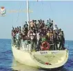  ??  ?? Migranti in barca a vela