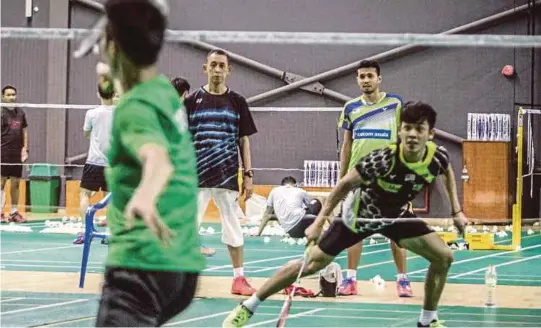  ?? [FOTO OSMAN ADNAN/BH] ?? Misbun ‘mendera’ anak didiknya dalam sesi latihan.