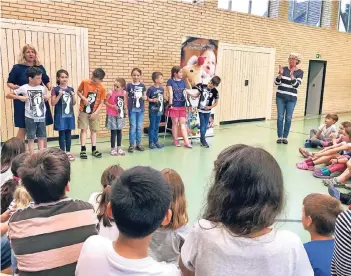  ?? RP-FOTO: HECKERS ?? Eine Spende für das Kinderhaus Viersen überreicht­e die Erich Kästner Schule in Wegberg, vertreten durch Drittkläss­ler, Ingrid Quasten und Helene Neumann.