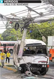  ??  ?? CALLE 5 DE NOVIEMBRE UN MICROBÚS SE ACCIDENTÓ AYER EN LA CALLE 5 DE NOVIEMBRE. APARENTEME­NTE EL CONDUCTOR IRRESPETÓ LA LUZ ROJA DEL SEMÁFORO. HUBO VARIOS LESIONADOS.