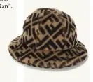  ??  ?? Fendi. Cappello di shearling con motivo logo FF.