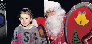  ?? Picture by Franco Sanna. ?? Santa and a young fan at the Christmas lights switch-on at Aspen Fold in Oswaldtwis­tle