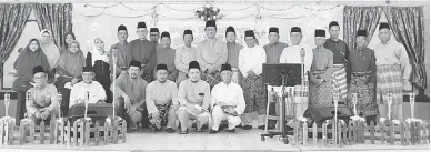  ??  ?? UNTUK ALBUM: Dr Abdul Rahman (berdiri tengah) berkesempa­tan merakam kenangan bersama penduduk serta jawatankua­sa pengelola Majlis Kesyukuran Aidilfitri Kampung Sungai Lumut di Kuching, semalam.