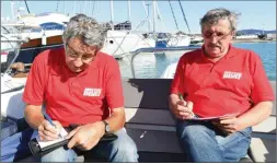  ??  ?? Michel Rousse (à gauche), ancien importateu­r des Chris-Craft et Four Winns en France, et Pascal Marty, notre expert pour la Méditerran­ée, font partie des membres du jury.