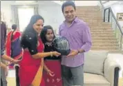  ?? HT PHOTO ?? Nizamabad MP Kalvakuntl­a Kavitha gifts a helmet to her brother, Telangana IT minister KT Rama Rao on Monday.