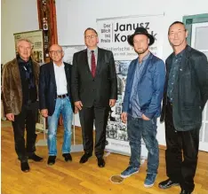  ?? Foto: Annette Dyrnowski Röschter ?? Förderer und Beteiligte der Vernissage: (von links) Walter Pache (Sparkasse Günz burg Krumbach), Alfred Sauter (MdL), Andreas Eberle (Schulleite­r St. Thomas Gym nasium Wettenhaus­en), Jakob Steiger (Künstler) und Siegfried Steiger (Leiter des Ex...