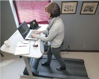  ?? ALLEN MCINNIS/MONTREAL GAZETTE ?? Jill Barker tries out a treadmill desk. Despite the availabili­ty of products geared to get office workers moving, not all employers are ready to embrace a workplace that looks like a gym.