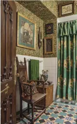  ??  ?? BELOW An encaustic-tile floor, patterned wallpaper, and a shower curtain with a royal crest keep the bathroom suitably Gothic.
