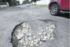  ?? (Photo: Joseph Wellington) ?? A pothole on Elizabeth Avenue after heavy rains.