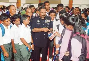  ?? PIC BY AMIR IRSYAD OMAR ?? Penang police chief Commission­er Datuk A. Thaiveegan with students of Tamil schools at the Seberang Prai Selatan district police headquarte­rs yesterday.