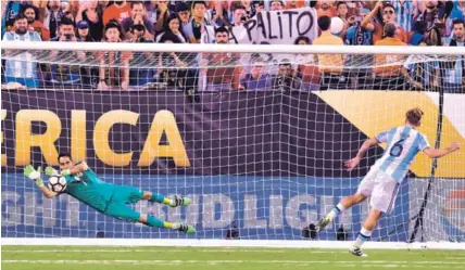  ?? AFP ?? Claudio Bravo (izquierda) detuvo el cuarto penal de Argentina a Lucas Biglia (derecha).