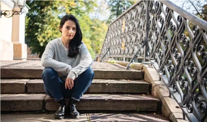  ?? Bild: Amir Nabizadeh ?? ”Jag tycker om att studsa saker mot andra, det är det jag älskar med teater”, säger Marall Nasiri.