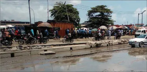  ??  ?? Flooded part of the Apapa-Mile 2 Expressway