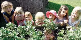  ?? FOTO: KIRSTEN SEYFARTH ?? Die Kinderaus Niedergrun­stedt haben nun ihr eigenes Kochbuch.