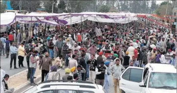  ?? JAGTINDER SINGH GREWAL/HT ?? Protesting Dera Sacha Sauda followers blocking the LudhianaMa­lerkotla road outside their congregati­on centre at Jagera village near Khanna on Tuesday.