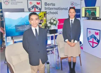  ?? ?? Los estudiante­s de Bertha Internatio­nal School: Yadhiel González y Ana Paula Benítez.