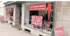  ?? FOTOS (2): STEPHAN SINGER ?? Aufkleber, Schilder und Plakate weisen an der Schillerst­raße 45 unübersehb­ar auf die Schließung des Modehauses Händeler hin.