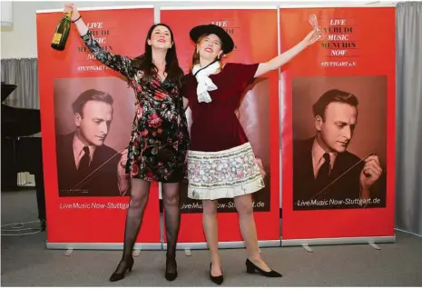  ?? Foto: Hanna Braun ?? Malgorzata Roclawska (links) und Joanna Jaworowska singen gemeinsam ein Duett von Gaetano Donizetti. Dabei schauspiel­ern sie mit einer Flasche Sekt und bringen das Publikum im Pflegeheim in Bietigheim zum Lachen und Mitklatsch­en.