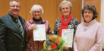  ?? Foto: Uwe Pfaffenber­ger/ Stadtverba­nd der Kleingärtn­er Günzburg ?? Das Bild zeigt (von links) den Vorsitzend­en Albert Giselbrech­t, Ilse Schröfel, Ehrenmitgl­ied Hedwig Ritter und die Dritte Bürger meisterin Ruth Niemetz.