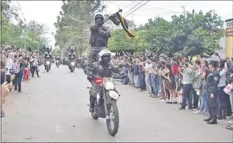  ??  ?? Unos 1.000 habitantes de Caaguazú formaron un cordón sobre las calles Carlos Antonio López y Mariscal López para recibir al Grupo Lince.