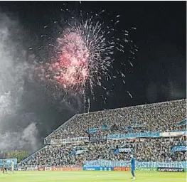  ?? ?? FACUNDO LUQUE
A PLENO. El Gigante de Alberdi lleno y con festejo especial con fuegos artificial­es.