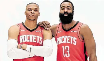  ?? Michael Wyke / AP ?? Russell Westbrook y James Harden abren la temporada de los Rockets.