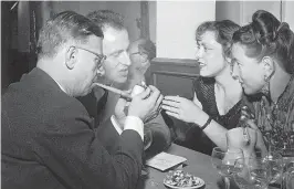  ??  ?? Jean Paul Sartre, Boris y Michelle Vian y Simone de Beauvoir en el Cafe Procope de París, 1952.