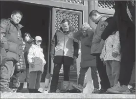  ?? ?? Top right: An expert demonstrat­es rocket science to kids at a temple in Xicheng.