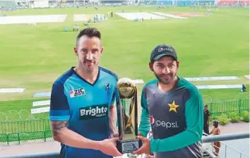  ?? AFP ?? Pakistan captain Sarfraz Ahmad (right) and World XI captain Faf du Plessis hold the Independen­ce Cup during a press conference yesterday.