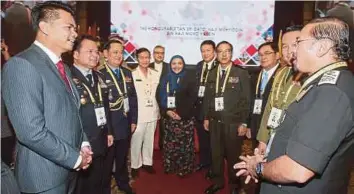  ??  ?? AZIS (kiri) dan Mustafar (kanan) bersama ketua pengarah imigresen selepas Majlis Perasmian Mesyuarat Ketua-ketua Pengarah Jabatan Imigresen ASEAN di Hotel Royale Chulan, Kuala Lumpur .