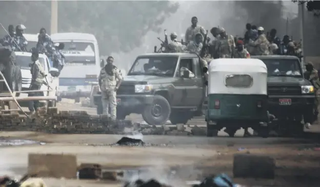  ?? PICTURE: ASHRAF SHAZLY/AFP/GETTY IMAGES ?? 0 Sudanese forces deploy around Khartoum’s army headquarte­rs as the military crack down on the sit-in protesters