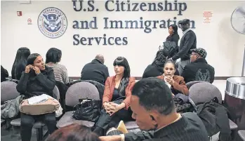  ?? ARCHIVO. ?? Un grupo de personas espera para realizar su examen de ciudadanía.