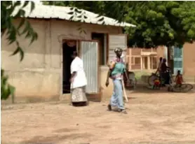  ?? FOTO ITG ?? Een ziekenhuis in Gambia waar het Instituut voor Tropische Geneeskund­e onderzoek naar malaria doet. Peeters verbleef een maand in het Afrikaanse land. “En mijn gezin ging mee.”