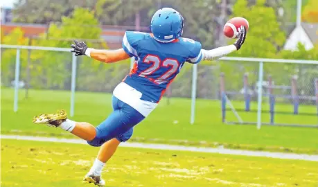  ?? PHOTOS BY BERND FRANKE/POSTMEDIA NETWORK ?? A touchdown is just out of reach for Welland Centennial Cougars receiver Liam Gaudet in senior Division 1 Niagara public high school football Friday in Welland.